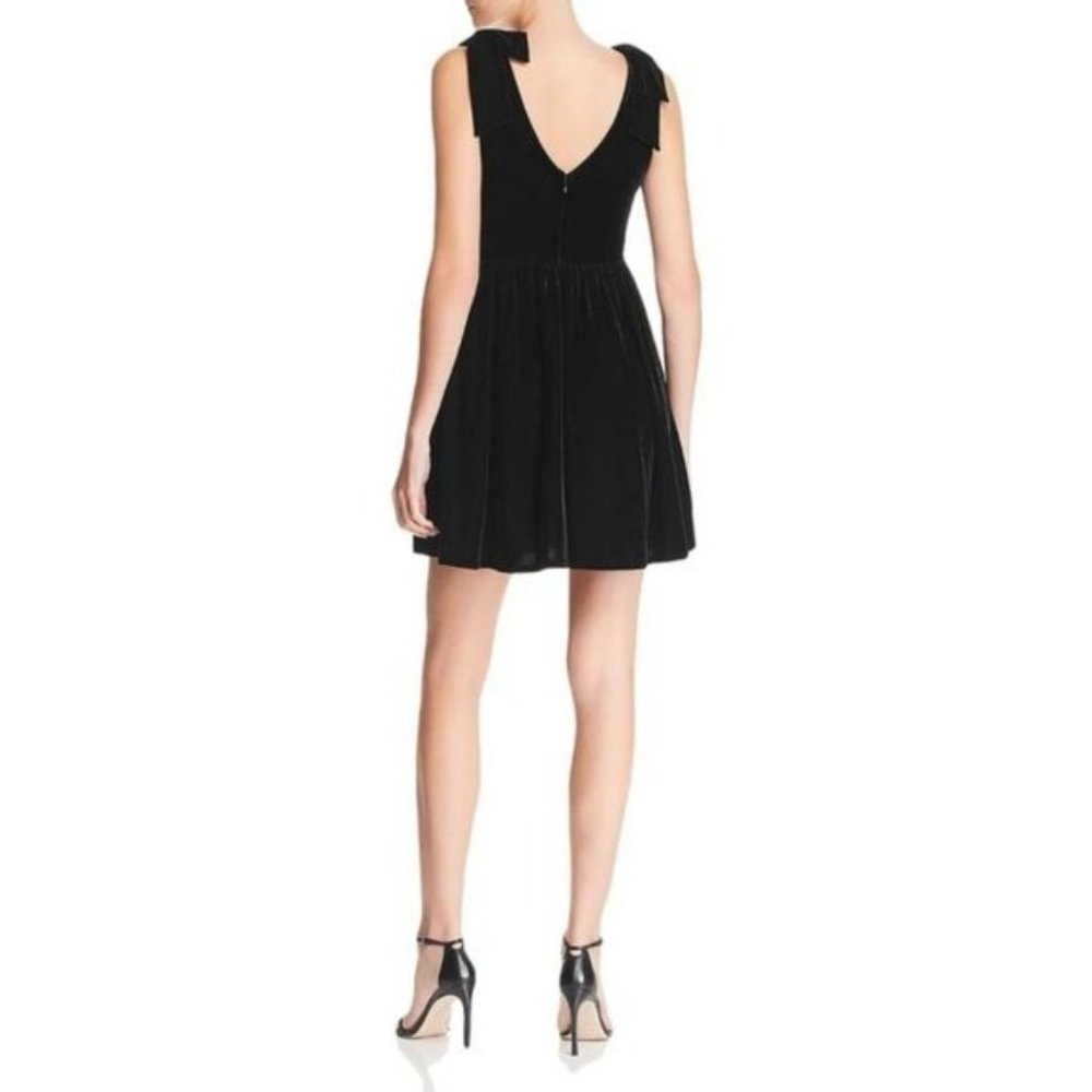 NWT Aqua Black Stretch Velvet Bow Shoulder Mini Dress Medium - Picture 2 of 4